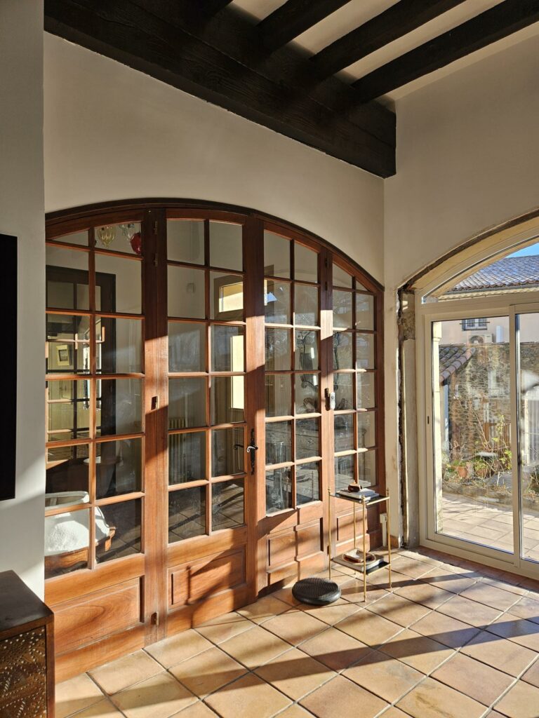 Photo d'une porte de séparation de pièce, en forme alcove avant la pose de tringle et de rideaux.