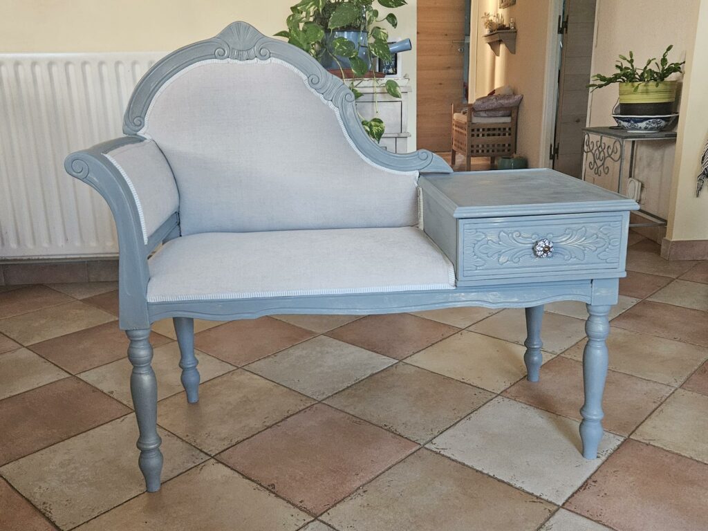 Banquette de téléphone restaurée. Le bois a été repeint dans le couleurs bleu gris, l'assise et dossier recouverts d'un tissu anti taches gris bleuté.