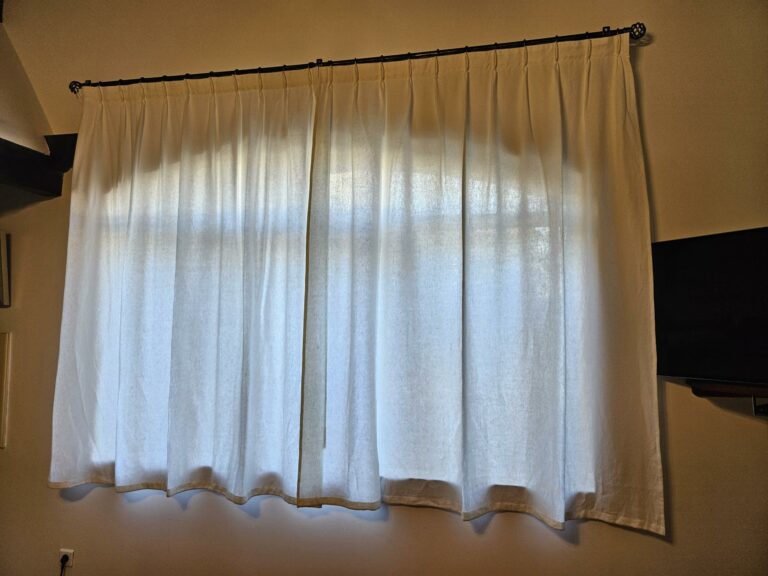 Confection de rideaux sur mesure, tissu blanc 100% Lin. Avec une tringle acier.