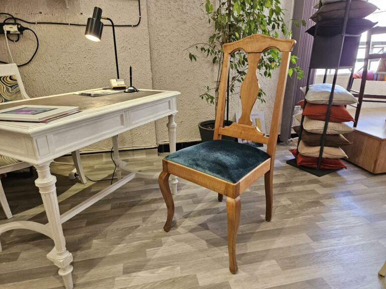Chaise de salle à mangé, bois clair, assise en mousse type bultex, recouverte d'un tissu velours de couleur bleu.