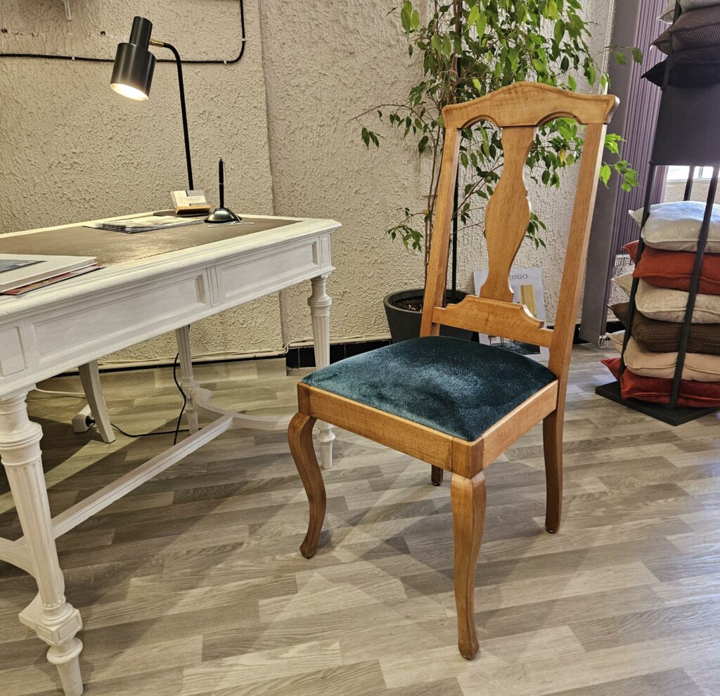 Chaise de salle à mangé, bois clair, assise en mousse type bultex, recouverte d'un tissu velours de couleur bleu.