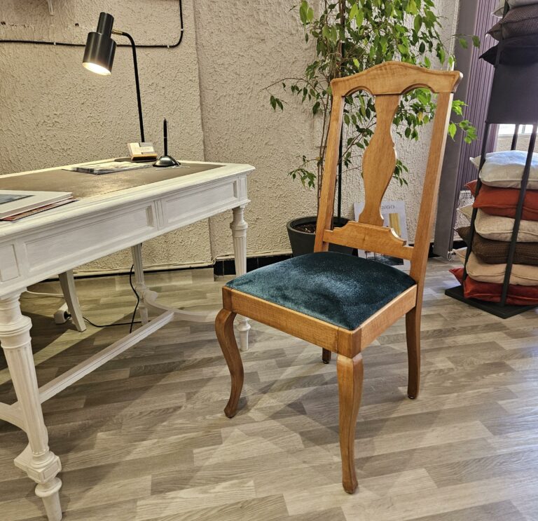 Chaise de salle à mangé, bois clair, assise en mousse type bultex, recouverte d'un tissu velours de couleur bleu.