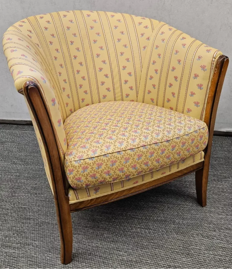 Fauteuil après Fauteuil tonneau tapissé de tissu jaune à rayures et motifs floraux, structure en bois teinté — Artisan, Lézignan-Corbières, Aude, qualité