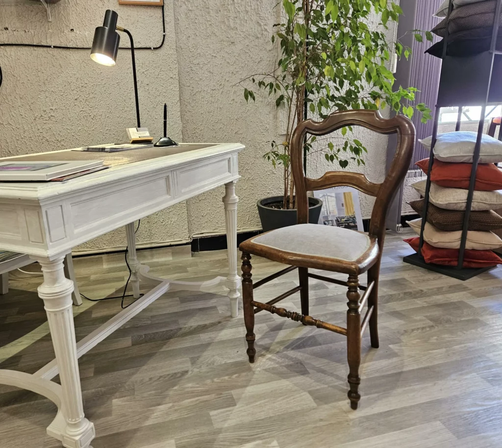 Chaise anciennement cannée transformée en assise bultex tapissée avec un tissu gris Artisan de l'atelier du siège, ameublement et restauration à Narbonne.