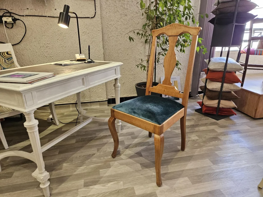 Chaise de salle à manger en bois clair, recouverte d'un tissu velour frappé bleu, travail artisanal de qualité à l'Atelier du siège Lézignan Corbières