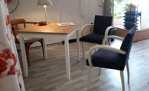 Fauteuils Bridge, bois clair, tapissés d'un tissu côtelé bleu foncé. Artisan d'art, l'atelier du siège Lézignan Corbières